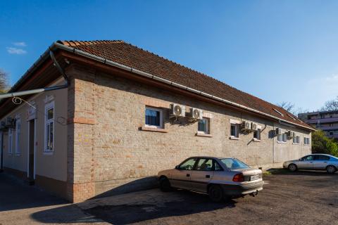 KAMERÁVAL VÉDETT PARKOLÓ